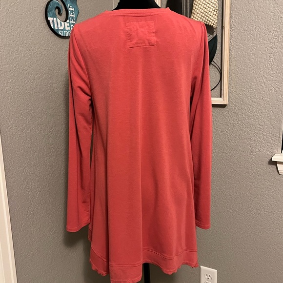 CUPIO Coral Asymmetrical Hem Long Sleeve top!!  Size L - Picture 2 of 9